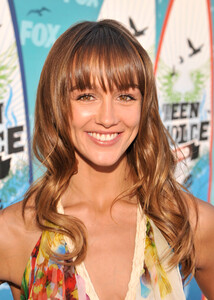 14683_Sharni_Vinson_2010_Teen_Choice_Awards_002_122_154lo.jpg