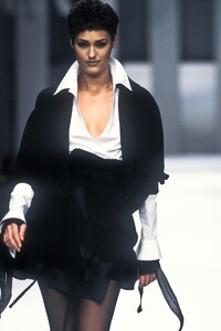 1537991607_ClaudeMontana1994WomenRTW103.thumb.jpg.503ae626ab975eb7a5f5a9f5c06f3dce.jpg