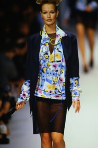 1542237810_karl-lagerfeld-ss-1994(6).thumb.jpg.d4a8bd1ff305bc78a7101c113148a437.jpg