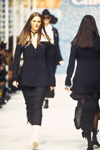 16015386_Chloe1993WomenRTW88.thumb.jpg.c87cd37d85cfee284b39feff8e3d1bfe.jpg