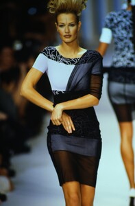 1609683963_karl-lagerfeld-ss-1994(9).thumb.jpg.406a62245016f2c8cf7649b615aeb70f.jpg