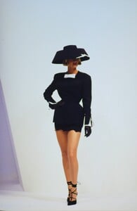1670888902_thierry-mugler-ss-1994(1).thumb.jpg.7f8d0e949fd0f59f5bd436bf5ff7ccff.jpg
