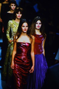 1673852254_oscar-de-la-renta-fall-2000(1).thumb.jpg.01c42fb747d83d10e4fdae86769cb727.jpg