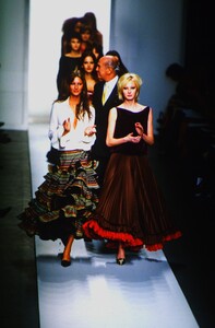 1832756988_oscar-de-la-renta-fall-2000(13).thumb.jpg.79aa8a0cf5928c83fc48dff6ec198277.jpg