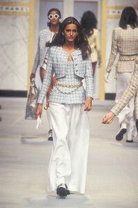 1852549668_Chanel1993WomenRTW97.thumb.jpg.7899a0f4bc54ed82a0199ba79f85ef75.jpg