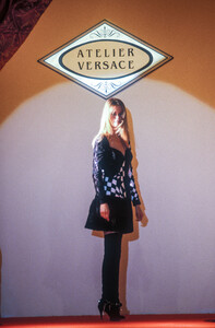 1897717144_versace-hc-fw-1991-claudia(1).thumb.jpg.77e0987009f5f6729132061c8c1c6e35.jpg