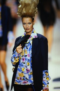 1903648973_karl-lagerfeld-ss-1994(5).thumb.jpg.79c06321e29e8d4dc0a307c59f39aa6c.jpg