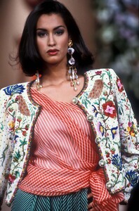 1950582709_YvesSaintLaurent1991HauteCouture63.thumb.jpg.d0f1fb9bdbc410e26d116f0fe2bd279e.jpg