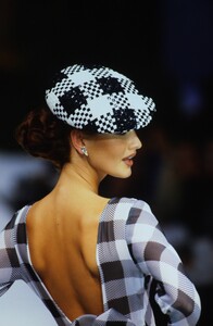 1998987081_ChristianDiorCoutureSpring1992(5).thumb.jpg.f6552f88b79909bb755ef27b576181be.jpg