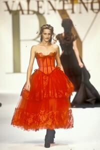 2041732208_Valentino1993WomenRTW177.thumb.jpg.3d21c738a2935f008461e64d4062dbaf.jpg