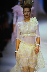 2058592766_karl-lagerfeld-ss-1994(14).thumb.jpg.67af41992bc51b4347c428c8603ae0c4.jpg