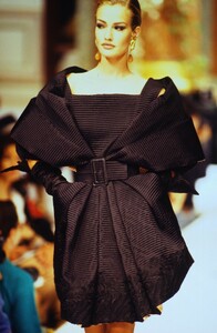 2111593900_christian-dior-hc-fw-1991(3).thumb.jpg.eee76d70948a993b8f574aeff684565d.jpg