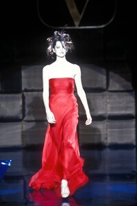 240773844_Valentino1996HauteCouture125.thumb.jpg.3f855790138833c34563a871fbff9a24.jpg