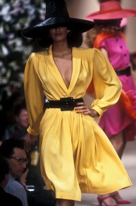 251193305_YvesSaintLaurent1991HauteCouture28.thumb.jpg.6dee96ecb620fd3a57feaf8802d35eed.jpg