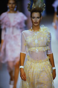 270817408_karl-lagerfeld-ss-1994(16).thumb.jpg.08f47f8ff311dd83ea6d89a340a00615.jpg