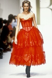 306987449_Valentino1993WomenRTW178.thumb.jpg.2ab9a3bbb066cb8ad728e5eba6c3830c.jpg
