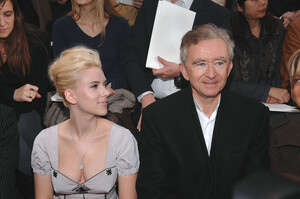 32397_Scarlett_Johansson_Louis_Vuitton_Fall_Winter_2007_2008_RTW_collection_03_04_2007_04_122_38lo.jpg