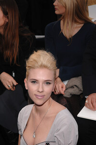 32581_Scarlett_Johansson_Louis_Vuitton_Fall_Winter_2007_2008_RTW_collection_03_04_2007_09_122_127lo.jpg