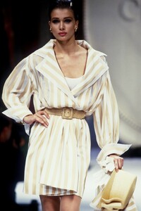 3686178_ChristianDior1992HauteCouture50.thumb.jpg.00aa998994a6b9d532870a8c2b902ce7.jpg