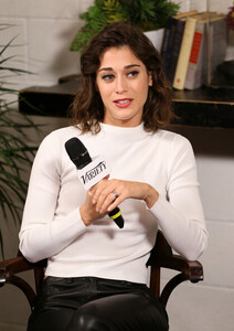 419496650_LizzyCaplanVarietyStudioDay28QhPl0v4Fs1l_122_208lo.jpg
