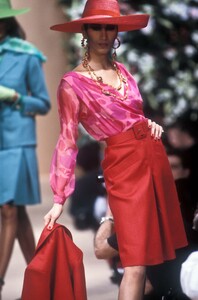 444823208_YvesSaintLaurent1991HauteCouture4.thumb.jpg.060e95b0dfd2e46730fcbf67df89d1e4.jpg