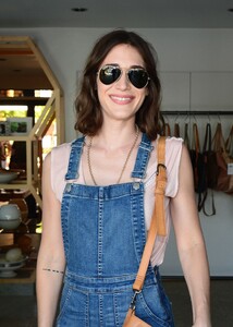 45007205_lizzy-caplan-1.jpg