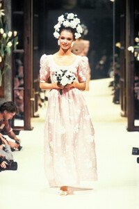 497198238_Givenchy1992HauteCouture8.thumb.jpg.d711e973b12af60fefe9fff8b767e44a.jpg