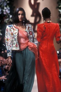 530592357_YvesSaintLaurent1991HauteCouture62.thumb.jpg.0f904eecf1a2723d13343b4a0e55a31a.jpg