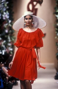 536757577_YvesSaintLaurent1991HauteCouture29.thumb.jpg.77d4b37250237a6dd5a5a1753033b3fe.jpg