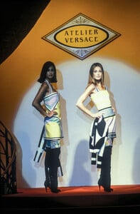 619934807_GianniVersace1991HauteCouture17.thumb.jpg.bb2f790d93cd179799698d86576c0dea.jpg