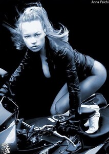 694full-anna-falchi.jpg