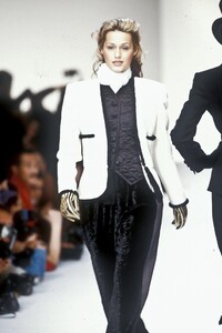 906704378_Valentino1993WomenRTW109.thumb.jpg.401380a1b678b17fc032f189e5f40ab6.jpg