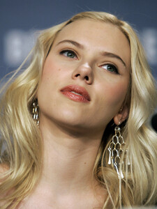 91355_Celebutopia-Scarlett_Johansson-The_Other_Boleyn_Girl_Photocall-11_122_956lo.jpg