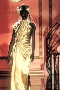 92374948_GianniVersace1994HauteCouture19.thumb.jpg.a1c9625a92c44dc57bc6cea4b284b2c4.jpg