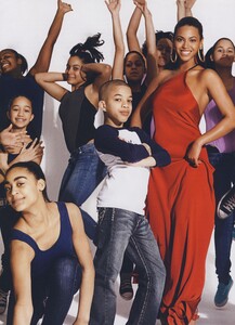 BK_Testino_US_Vogue_April_2009_04.thumb.jpg.cf66484fdf203346606df4be9c931542.jpg