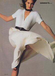 Chin_US_Vogue_May_1988_04.thumb.jpg.9836f74fa947b1d1a835ea7dafc74894.jpg