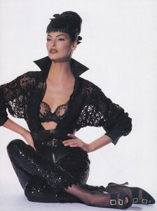 Cutting_Penn_US_Vogue_January_1992_09.thumb.jpg.e85e44876ce0fa3e1804a298d03cf807.jpg
