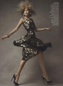 Demarchelier_US_Vogue_December_2007_07.thumb.jpg.3ed7fd32f920afaae0a07463956baacb.jpg