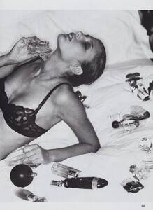 Fragrance_von_Unwerth_US_Vogue_May_1994_06.thumb.jpg.be4c06035e3d05d9f782f21eceae8745.jpg