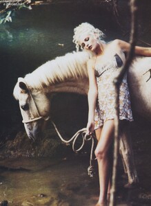 Grecian_von_Unwerth_US_Vogue_May_1994_07.thumb.jpg.3dbfdbf0882c98b612cc7d0a0072a4ac.jpg