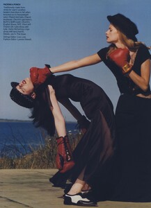 Head_Weber_US_Vogue_October_2009_01.thumb.jpg.5c37dca658fa37e460eecccfc64bd8c2.jpg