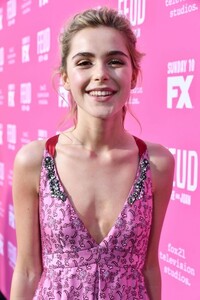 Kiernan-Shipka-cleavages-sexy.jpg