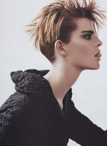 Living_Meisel_US_Vogue_July_2001_03.thumb.jpg.4a0fb951c61cf04ae79fba52ee1485b7.jpg