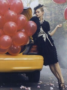 Madcap_Meisel_US_Vogue_February_2009_05.thumb.jpg.c992be350304ea11ee93b10f234e243e.jpg