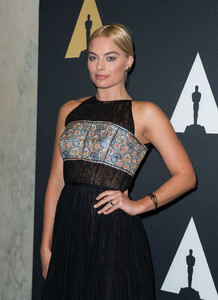 Margot_Robbie_Academy_Motion_Picture_Arts_fRUAIHJ22w-x.jpg