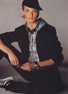 Meisel_US_Vogue_August_2001_08.thumb.jpg.e1300ad79250ef979db2f839954b76d8.jpg