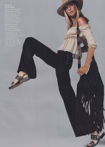 Meisel_US_Vogue_December_2001_04.thumb.jpg.607d145b6fcabd834f9dc64d9877b357.jpg