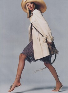 Meisel_US_Vogue_December_2001_10.thumb.jpg.8f2134b64a852903120dafaa4220d2c5.jpg