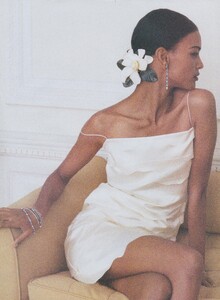 Metzner_US_Vogue_December_2001_03.thumb.jpg.2a6a7d62cbed2d6d35e6d01498f70db6.jpg