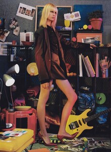 Mini_Klein_US_Vogue_February_2001_11.thumb.jpg.7aa836c050cc7bfd2a14e3a580e88544.jpg